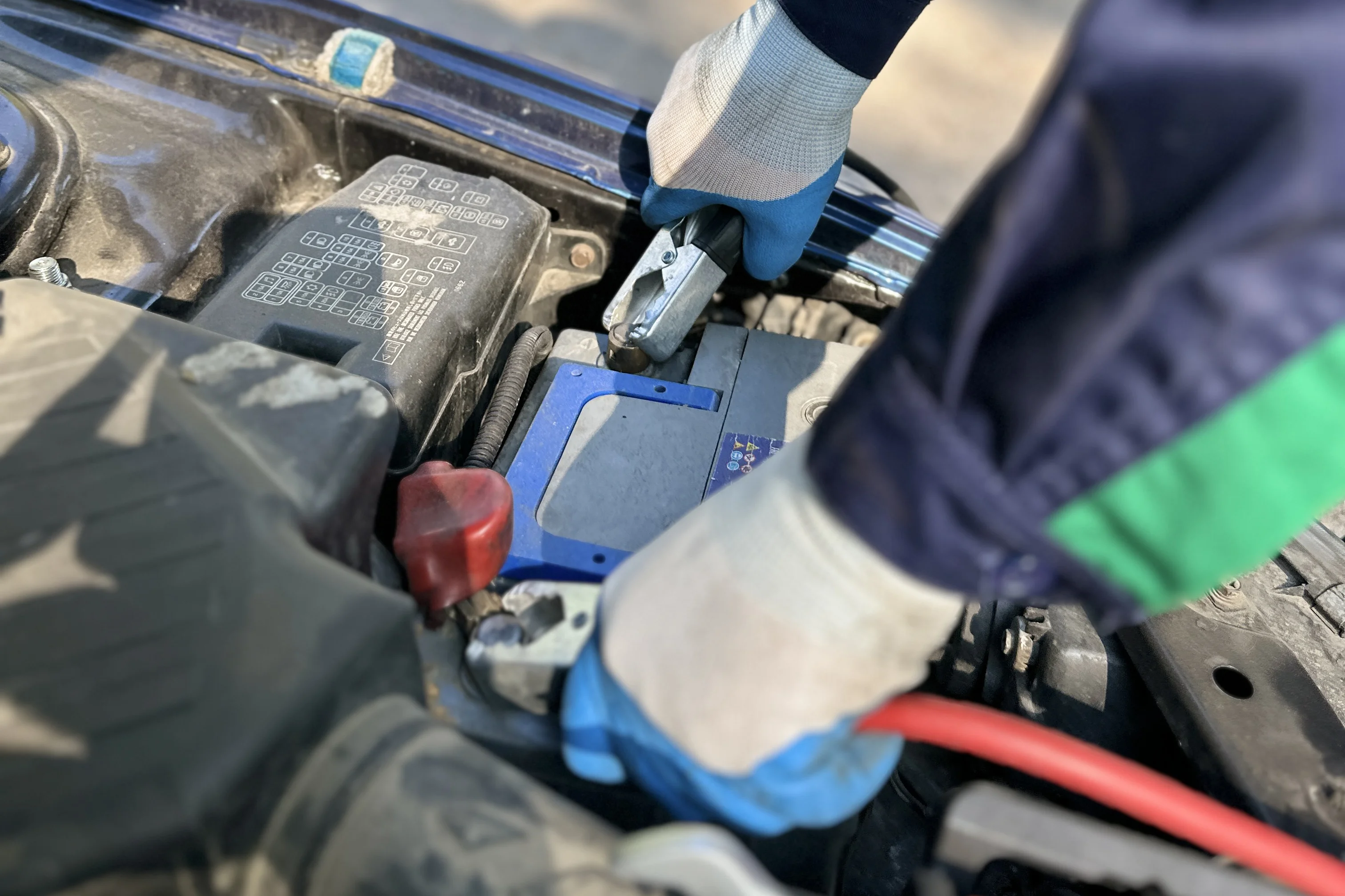 Dvigatelni quvvatsizlangan batareya bilan ishga tushirish